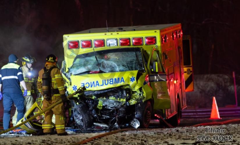 Grave accident sur l'autoroute 20 à Lévis : un véhicule et une ambulance impliqués