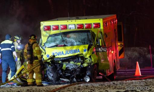 Grave accident sur l'autoroute 20 à Lévis : un véhicule et une ambulance impliqués