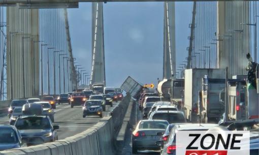 DERNIÈRE HEURE - une remorque renversé sur le pont Pierre-Laporte