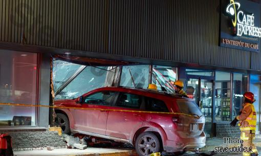 Accident - Un véhicule s'encastre dans un commerce de la rue du Marais à Québec