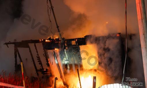 Un bâtiment résidentiel en feu à Saint-Augustin-de-Desmaures
