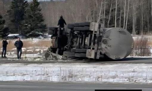 Accident un camion-citerne renversé sur l'autoroute 20 Saint-Pascal de Kamouraska
