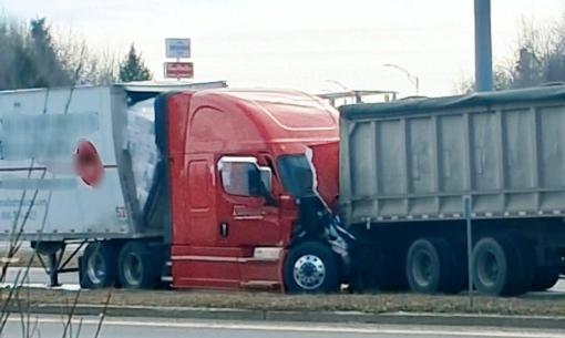 Accident sur l'autoroute 20 à Lévis deux camions lourds se sont percutés 