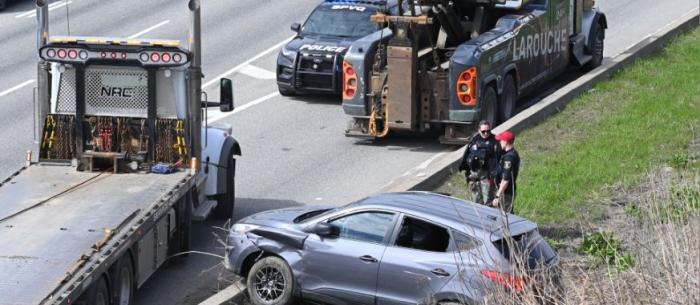 Accident particulier à Québec alors qu'un véhicule se retrouve en bas d'un viaduc en bordure de l'autoroute Robert Bourassa 