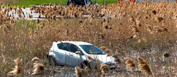 Québec - Accident sur l'autoroute Félix Leclerc un véhicule se retrouve dans les quenouilles