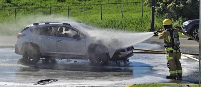 Un véhicule Subaru en feu à Beauport