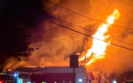 Incendie majeur dans un bâtiment commercial à Disraeli