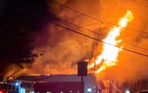 Incendie majeur dans un bâtiment commercial à Disraeli