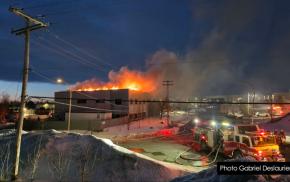 DERNIÈRE HEURE - Incendie majeur à Boisbriand , dans une entreprise du parc industriel