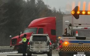 Accident sur l'autoroute Laurentienne à Québec un camion semi-remorque impliqué