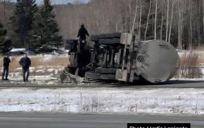 Accident un camion-citerne renversé sur l'autoroute 20 Saint-Pascal de Kamouraska