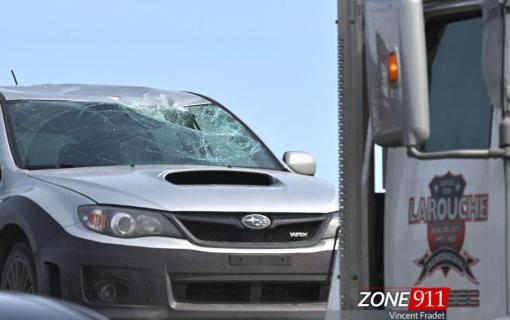 Accident - Un panneau traverse un pare-brise d'un véhicule sur l’autoroute Félix-Leclerc