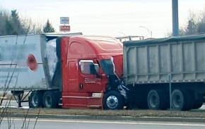 Accident sur l'autoroute 20 à Lévis deux camions lourds se sont percutés 
