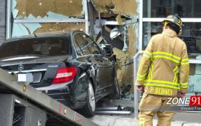 ACCIDENT - Un véhicule percute de plein fouet un bâtiment de la SAQ