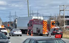 Accident - Circulation perturbée sur la rue Bouvier après une collision impliquant un camion lourd.