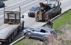 Accident particulier à Québec alors qu'un véhicule se retrouve en bas d'un viaduc en bordure de l'autoroute Robert Bourassa 