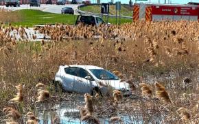 Québec - Accident sur l'autoroute Félix Leclerc un véhicule se retrouve dans les quenouilles