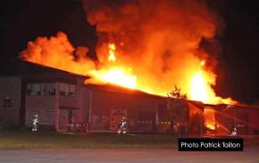 Un incendie majeur dans un bâtiment commercial à Lachute
