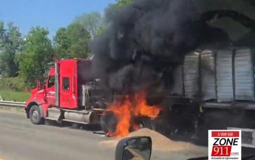 Un camion semi-remorque ravagé par un incendie à Saint-Anne-de-Beaupré