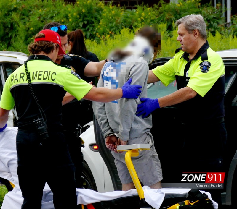 Le individu menotté a été transporté au centre hospitalier