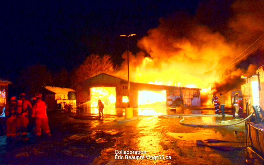 Incendie Wickham Entrepot Rona @ Crédit photo Eric Beaupré Vingt55  (2)1W 