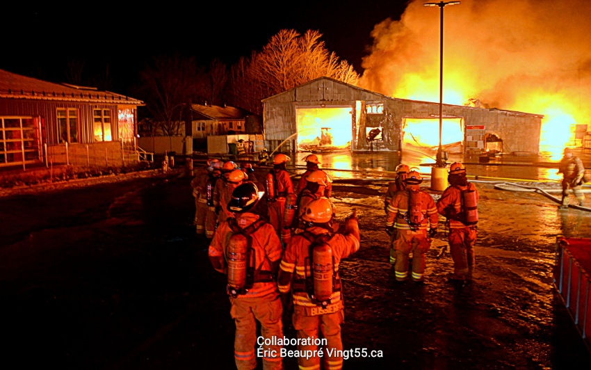 Incendie Wickham Entrepot Rona @ Crédit photo Eric Beaupré Vingt55  (24)1W 