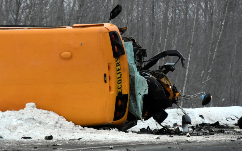 Une violente collision impliquant un autobus scolaire fait un mort sur lautoroute 955. Credit photo Eric Beaupre Vingt55 Tous droits reserves 14 1024x641