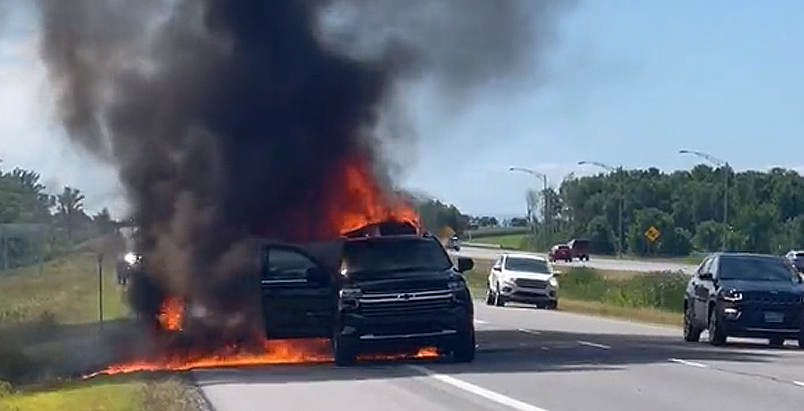 C'est le véhicule du groupe The Offspring qui a passé au feu sur l'autoroute 20