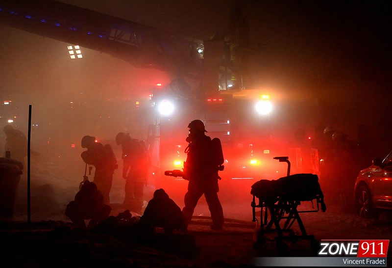 Québec - Important incendie le soir de Noël les pompiers ont fait un sauvetage 