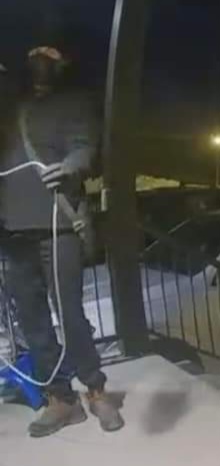 Suspect dans un autre dossier d'un vol de véhicule capté par une caméra de surveillance. Il tient dans les mains une capteur de fréquence