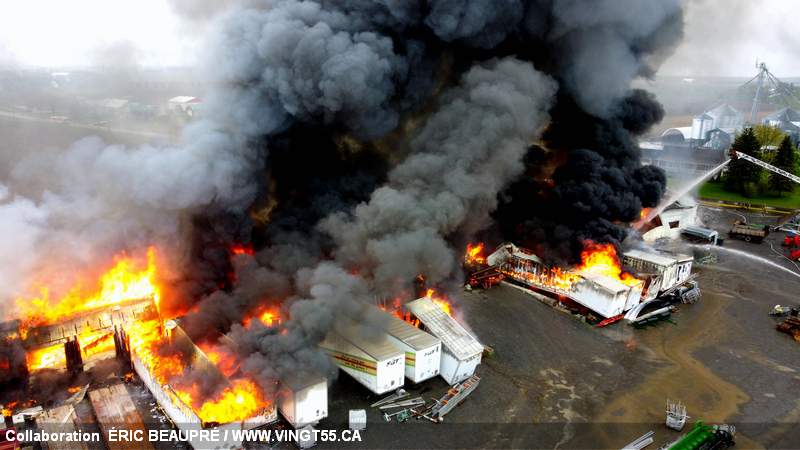 INCENDIE MAJEUR près de Drummondville - Plus d’une soixantaine de pompiers ont combattu un important brasier