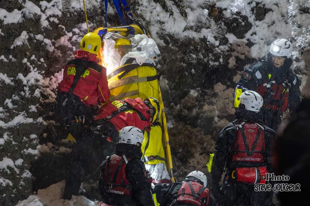 Inusité - Il saute au bas d'un cap pour fuir un agent de sécurité