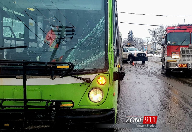 Accident sur le boulevard Masson à Québec un autobus du RTC impliqué