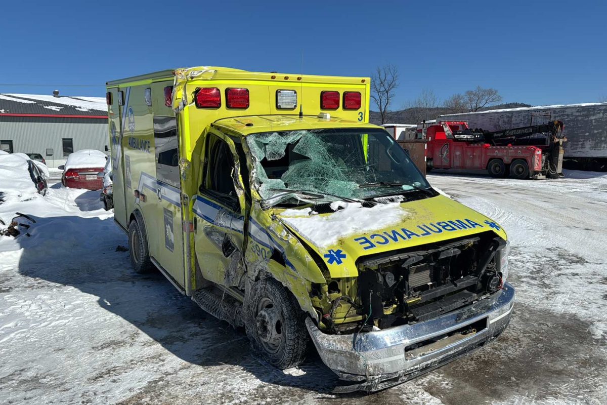 Accident - Une ambulance percute une déneigeuse 