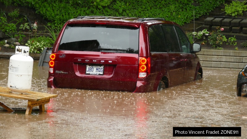 Orage violent à Québec : inondations, rues fermées véhicules coincés dans l'eau 
