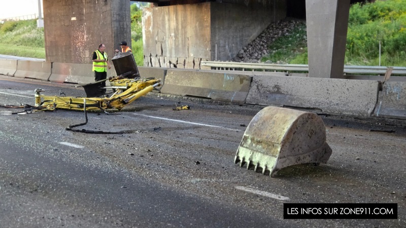 DERNIÈRE HEURE - Accident spectaculaire sur l'autoroute Laurentienne à Québec une excavatrice arrachée de sa plateforme après avoir percuté un viaduc 