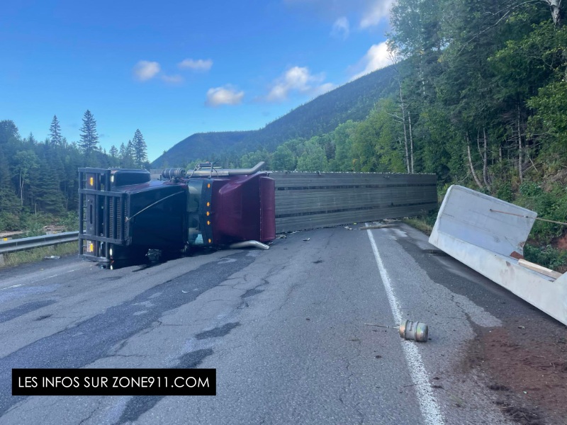 Gaspésie - Un camion semi-remorque s'est renversé sur la route 299 