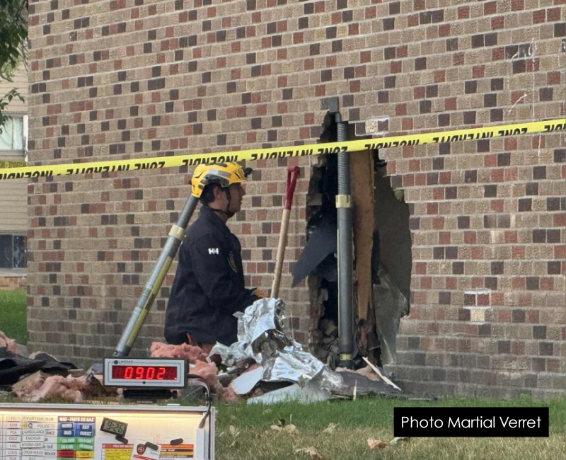 Une voiture percute un immeuble résidentiel sur la rue Costebelle à Québec