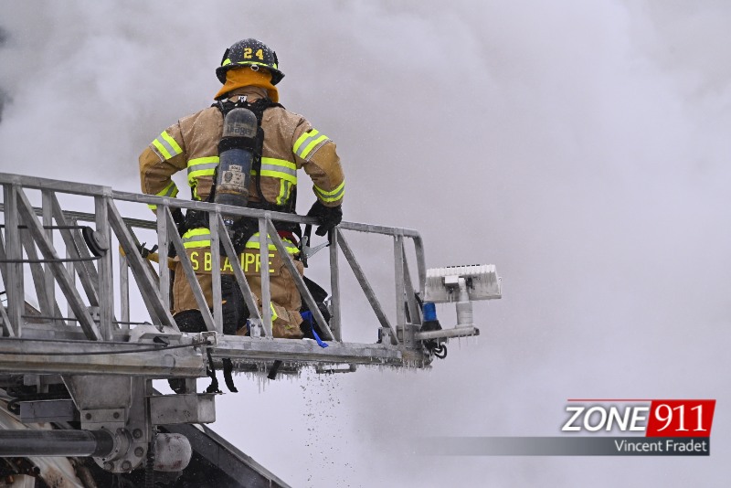 Lévis - Incendie majeur à Saint-Nicolas : Une résidence est la proie des flammes 
