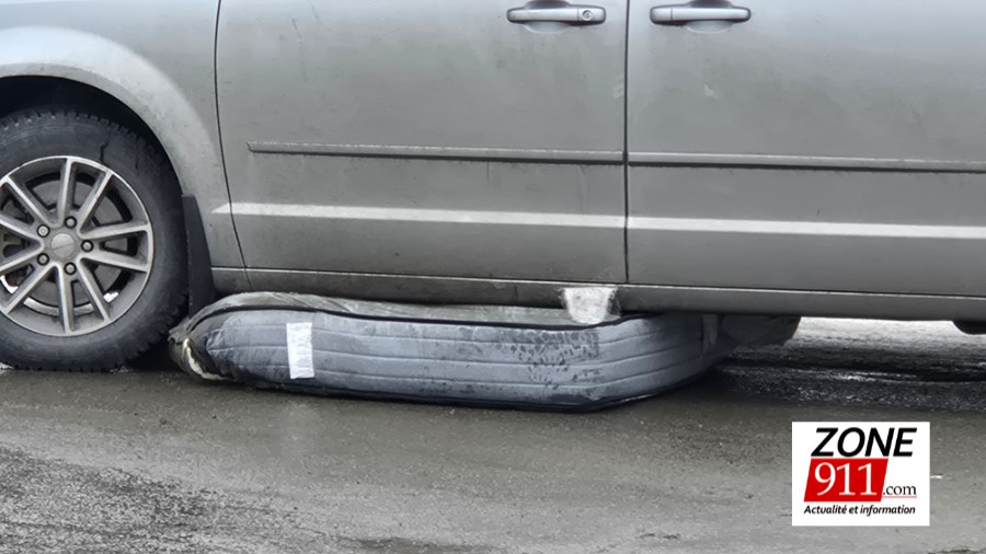 Inusité - Un véhicule percute un matelas sur l'autoroute 