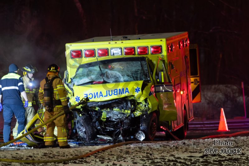 Grave accident sur l'autoroute 20 à Lévis : un véhicule et une ambulance impliqués