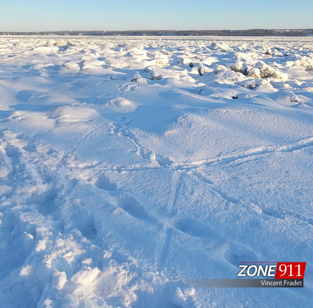 La jambe coincée par un morceau de glace, un enfant secouru par les pompiers
