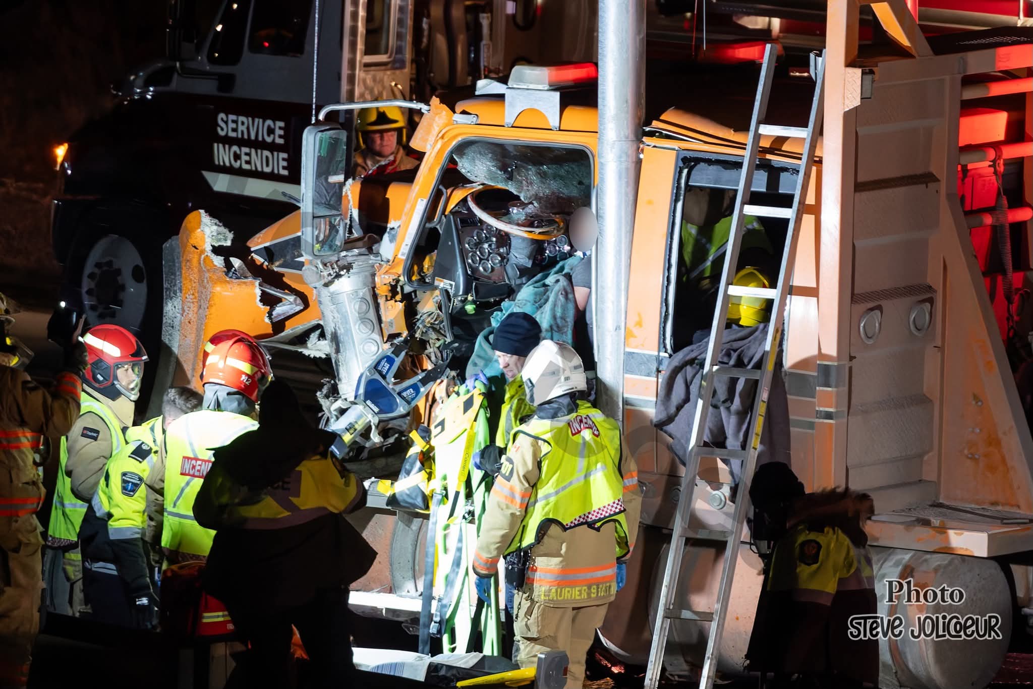 Lotbinière - Grave accident entre deux camions lourds sur l’autoroute 20, un camionneur aurait fui les lieux
