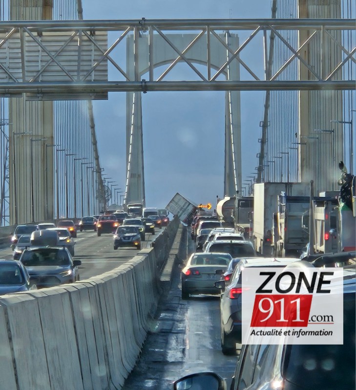 DERNIÈRE HEURE - une remorque renversé sur le pont Pierre-Laporte