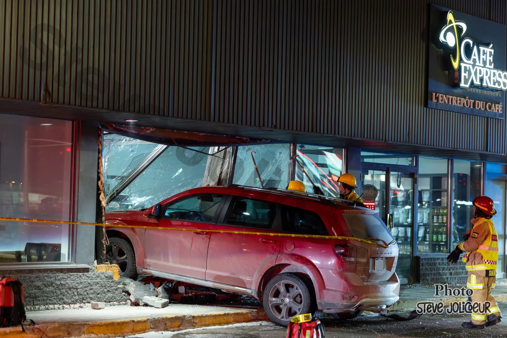Accident - Un véhicule s'encastre dans un commerce de la rue du Marais à Québec 
