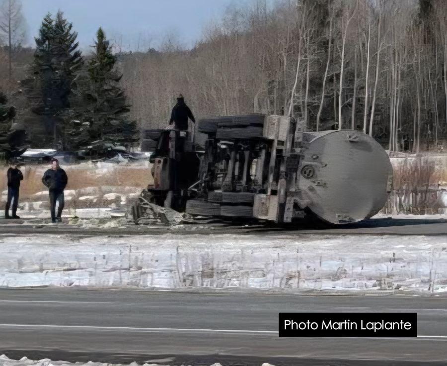 Accident un camion-citerne renversé sur l'autoroute 20 Saint-Pascal de Kamouraska
