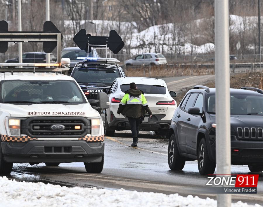 Québec - Une automobiliste cause un accident en circulant à sens inverse 