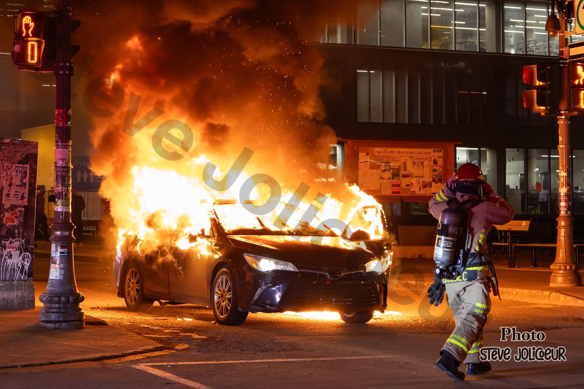 Québec - Un véhicule complètement en feu dans St-Roch 