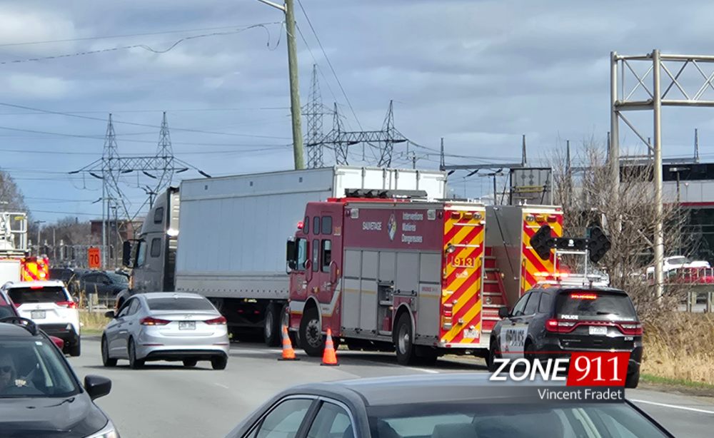 Accident - Circulation perturbée sur la rue Bouvier après une collision impliquant un camion lourd.