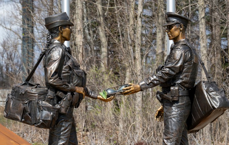 SPVQ : Une nouvelle œuvre d'art rendant hommage aux policiers et aux policières dévoilée à la Centrale de police